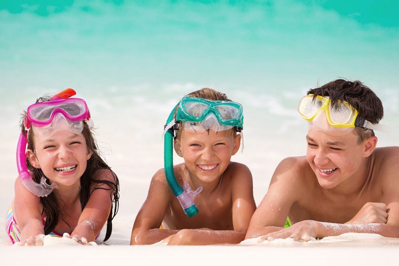 Checklist: hacer maletas unas con niños en playa